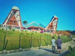 Kota ini dahulunya bernama ujung pandang, dan digantikan menjadi makassar sejak 1991. Inilah Puncak Karomba Negeri Di Atas Awan Pinrang