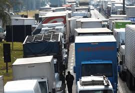 Caminhoneiros em velocidade acima do limite causam acidentes. Greve Dos Caminhoneiros Justica Do Rio Proibe Bloqueios Na Br 101 Epoca Negocios Brasil