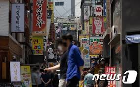 정부가 다음달 1일부터 적용되는 새 사회적 거리두기 개편안 시행을 앞두고 각 지방자치단체별로 결정한 이행기간 시행 현황을 27일 발표했다. V9iyrml9ypluem