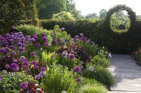 Choosing Plants For Traditional Gardens Garden Design Traditional Garden Plants