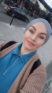 Sakrila okice da ljudi ne vide sta je u njima, a pokazala osmijehom... Sta  sam uradila? Nisam nista 😂❤️