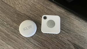 Airtag works by using a bluetooth signal to tap into a network of about a billion apple devices in the world, like iphones and macs, that also broadcast a bluetooth signal. Apple Airtags Vs Tile Tracker Cnn Underscored