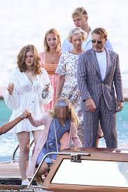 Compass daisies by helen williams tangle art lesson#487. Gary Barlow Sieht Dapper Wie Kommt Er Mit Dem Boot Fur Eine Familie Abendessen Aktuelle Boulevard Nachrichten Und Fotogalerien Zu Stars Sternchen