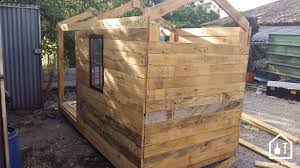 Au printemps et en été, les enfants adorent jouer à l'extérieur. Construire Une Cabane En Palette Tuto Diy Bricolage Facile