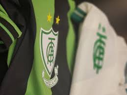Camiseta manga corta color verde aceituna de cuello redondo, insignias en tela correspondiente a la modalidad del servicio, bordadas en hilo dorado colocadas en los extremos del. Pioneiro Em Minas America Mg Lanca Sua Grife De Uniformes Lance