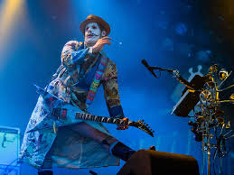 Here we see the bizkit man. Limp Bizkit S Wes Borland Has Been Playing Shows Despite His Broken Hand Guitar Com All Things Guitar