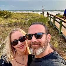 cognitive dissonance ला काय म्हणावं? Cognitive dissonance is discomfort  when people hold conflicting beliefs or when their actions contradict their  beliefs. e.g. Eating meat while also thinking of themselves as an animal