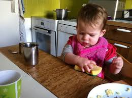 La Vie Pratique Les Soins De La Personne Et De L Ambiance Chez Les 0 3 Ans Vie Pratique Activites Montessori Activite 2 Ans