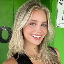 Emeline Smith's Instagram, Twitter & Facebook