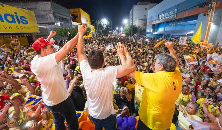 Fofa Chão: Lucas arrasta multidão pelas ruas de Sousa e destaca R$ 1,2 bilhão em investimentos na cidade