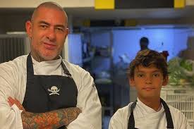 Fogaça sorriu com um rubor nas faces, estava feliz. F5 Celebridades Henrique Fogaca Leva Filho Para Vivenciar Rotina De Uma Cozinha Em Seu Restaurante 20 01 2020