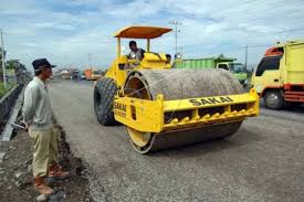 Penyedia jasa juga harus melaksanakan pekerjaan layanan pemeliharaan jalan hingga tercapainya pemenuhan tingkat layanan jalan ditetapkan sampai berakhirnya periode kontrak. Kontrak Pekerjaan Di Dinas Pu Jateng Mulai Diteken Antara Jateng