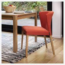 Ávalar línur baksins tryggja óaðfinnanlegan stuðning við bakið. Valentina Chaise En Tissu Orange Pieds Chene Habitat