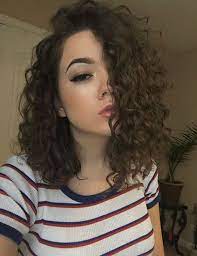 25 Short Haircuts For Curly Hair You Have Curly Hair And Looking For What Can You Do With That Here Are Some Short Haircut Id Kivircik Sac Balyaj Sac Kesimi