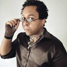 hello everyone! today (03/05/25) marks 1 year of having my septum, i have  moved from a 16 to a 14 throughout the time ive had it and its healed now  and i