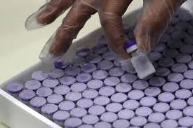 This means it uses a virus—in this case, a version of an adenoviruses, which causes mild cold or flu symptoms in people. Vaccin Janssen Une Arrivee Prevue Pour Mai En France Quelle Est Son Efficacite