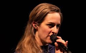 Plateaktuell metall-bassist