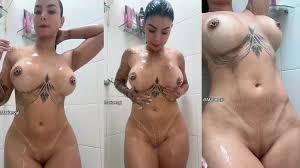 Marianvgl super sexy desnuda en la ducha