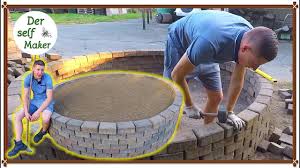 Für ein selbst gebautes hochbeet aus holz für pflanzen oder gemüse arbeitest du mit dielenbrettern in zwei verschiedenen längen. Hochbeet Selber Bauen Hochbeet Aus Stein Selber Bauen Hochbeet Im Garten Anlegen Youtube
