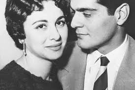 « إِنَّا لاَ نُضِيعُ أَجْرَ مَنْ أَحْسَنَ عَمَلاً ». Ø¹Ø´Ù‚Ù‡Ø§ Ø¨Ø¬Ù†ÙˆÙ† ÙˆØ¬Ù„Ø³ ØªØ­Øª Ù‚Ø¯Ù…ÙŠÙ‡Ø§ Ù…Ø§ Ù„Ø§ ØªØ¹Ø±ÙÙ‡ Ø¹Ù† Ø§Ù„Ø±Ø¬Ù„ Ø§Ù„Ø°ÙŠ Ø®Ø·Ù Ù‚Ù„Ø¨ ÙØ§ØªÙ† Ø­Ù…Ø§Ù…Ø© Ø¨ÙˆØ§Ø¨Ø© Ø£Ø®Ø¨Ø§Ø± Ø§Ù„ÙŠÙˆÙ… Ø§Ù„Ø¥Ù„ÙƒØªØ±ÙˆÙ†ÙŠØ©