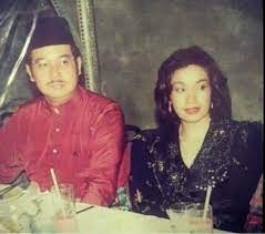 (lahir di kuala lipis, pahang, federasi malaya, 23 juli 1953; 10 Gambar Koleksi Gambar Pm Najib Razak Dan Rosmah Mansur Semasa Muda Warmovie