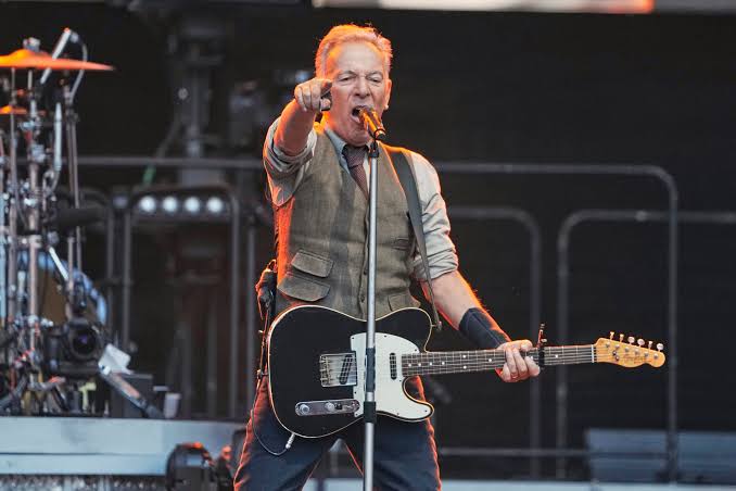 To Navigate This Crisis, Take a Note From Springsteen – Chronicle of  Philanthropy