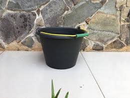 Arang adalah residu hitam berisi karbon tidak murni yang dihasilkan dengan menghilangkan kandungan air dan komponen volatil dari hewan atau tumbuhan.arang umumnya didapatkan dengan memanaskan kayu, gula, tulang, dan benda lain. Jual Produk Ember Karet Ember Hitam Ember Termurah Dan Terlengkap Juli 2021 Bukalapak