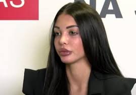 Doskorašnja zadrugarka maja marinković trenutno se nalazi u crnoj gori, a letovanje joj je finansirao otac radomir marinković taki jer je, kako kaže, ona ostala bez dinara. Majinu Majku Sramota Kad Vidi Sta Joj Kcerka Radi U Rijalitiju Ko Je Mama Zadrugarke Bavi Se Ozbiljnim Poslom Haber Ba