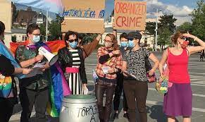 Lutto per il gravissimo incidente ha coinvolto un pullman in due persone sono molto gravi. Ungheria Persone Trans E Intersessuali Bruciano Documenti Come Protesta
