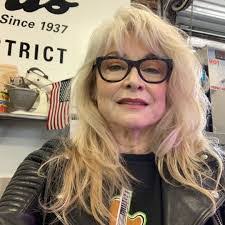 Mary Bogue's Instagram, Twitter & Facebook