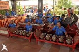Piranti gamelan jawa bisa dikelompokake dadi 4 bageyan yaiku gongan, balungan, panerusan, lan kendhang. Gamelan Jawa Ramaikan Indonesian Day Di Paramaribo