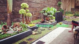 Desain taman gantung depan rumah seperti pada gambar di atas dapat anda jadikan inspirasi jika anda tidak memiliki lahan yang cukup untuk membuat taman impian. Desain Taman Depan Rumah Indah Jasa Taman Jogja Jasa Pembuatan Taman Yogyakarta