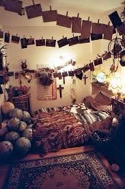 Boho Idea For Your Bedroom With Polaroids Maps Globe Carpet Hippie Style Rooms Hipster Room Hipster Bedroom