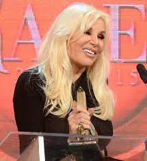 La diva de la televisión argentina para una gran porción de argentinos, seguramente susana gimenez se haya convertido con los años en un personaje que trasciende por completo la pantalla televisiva, ingresando a aquellos hogares donde las personas que viven en soledad encuentran la compañía ideal al disfrutar de su. File Susana Gimenez Premios Ace 2015 Cropped Jpg Wikimedia Commons