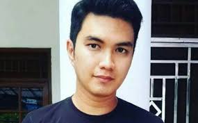 Aldi taher selalu menyelipkan berbagai logo dalam setiap videonya saat mengaji. Aldi Taher Siap Maju Pilgub Sumatra Barat 2020