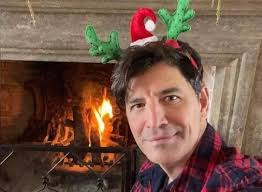 Με μια φωτογραφία στο instagram συνεχάρη τον γιώργο λάνθιμο ο σάκης ρουβάς Sakhs Roybas Oi Eyxes Gia To 2021 Mprosta Apo To Anammeno Tzaki Eikona Thecaller