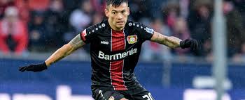 Herzlich willkommen in der bundesliga zur begegnung des 30. Bayer Leverkusen Charles Aranguiz Gegen Den Fc Bayern Munchen Fit