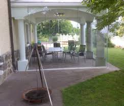 Glaswindschutz Fur Terrasse Oder Balkon Zum Falten Oder Schieben Terrassenverglasung Glasschiebetur Fenster Und Turen