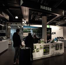 Trikots , shirts, caps, mützen, schals, fahnen, geschenke und vieles mehr: Fohlenshop Im Borussia Park Arch22 Bogenrieder Crumbach Kugel
