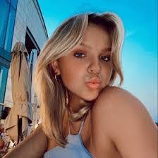 Elise Crouch's Instagram, Twitter & Facebook