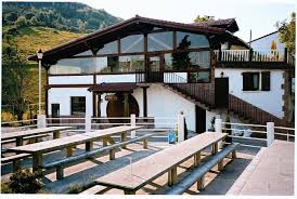Encontraremos tu mejor destino para tus vacaciones esta casa rural se encuentra en la localidad de miengo en cantabria muy próxima a las playas de cuchía. Agroturismo Y Sidreria Arratzain Q De Calidad Usurbil Gipuzkoa Ruta Rural Ruta Rural