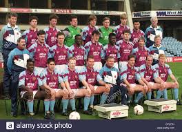 Waar lambert een aantal sterkhouders niet wil laten gaan, zag hij al wel enkele aanwinsten naar aston villa komen. Aston Villa Manager Trainer Josef Venglos Und Sein Team 27 02 91 Stockfotografie Alamy