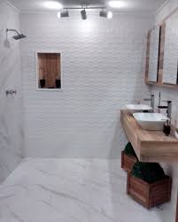 Eliane Revestimentos On Instagram Modernizando O Classico Branco Com A Textura De Cartier Na Par Piso Porcelanato Branco Porcelanato Banheiro Piso De Marmore