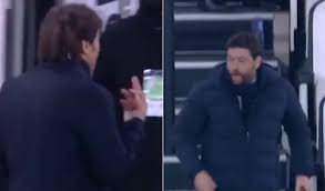 Antonio conte che mostra il dito medio verso la tribuna con la dirigenza bianconera a fine primo tempo, rientrando verso gli spogliatoi. Juventus Inter Conte Fa Il Dito Medio E Agnelli Insulta Video Choc Video