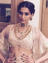 Backless blouse saree photos shraddha das. Look Sensuous In A Saree By Drawing Attention To The Midriff And Navel 10 Fashion Trends On Instagram That Show You How To Do So 2019