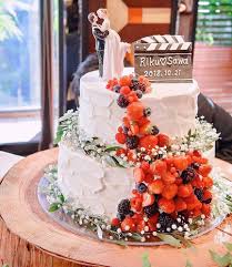 プレ花嫁の結婚式 ウェディング ブログmarryマリーさんはinstagramを利用しています ラフに塗った生クリームに ベリーたっぷりの ナチュラルで可愛らしい ウェディングケーキ まるで花かんむりみたいに かすみ草 ウェディングケーキ ウェディング