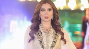 وظهرت نسرين طافش، في مشهد من مسلسل المداح الذي يعرض في الموسم الرمضاني 2021، وهي مستلقية على سرير المستشفى، لكنها بمكياج كامل، لا تبدو عليها علامات الإنهيار ولم تبذل مجهودا حتى في إزالة الرموش. Ù†Ø³Ø±ÙŠÙ† Ø·Ø§ÙØ´ ØªØ®Ø·Ù Ø§Ù„Ø£Ù†Ø¸Ø§Ø± Ø¨Ø¥Ø·Ù„Ø§Ù„ØªÙ‡Ø§ Ø¨ÙØ³ØªØ§Ù† Ù‚ØµÙŠØ± Ø¨Ø§Ù„ØµÙˆØ±Ø©