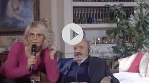 Maria de filippi non è solo la signora del salotto, capace di dettare legge nella dura e difficile guerra dello share televisivo e di lanciare personaggi usciti vittoriosi dai suoi programmi. Maria De Filippi Mostra Il Frigorifero Con I Gelati Di Costanzo Video