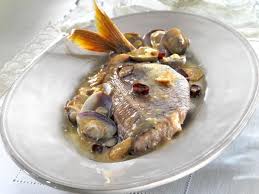 El ingrediente principal es el besugo elaborado al horno y que va acompañado de una verduras y langostinos así como de un fumet. Besugo A La Donostiarra Al Horno Con Almejas Y Guindilla