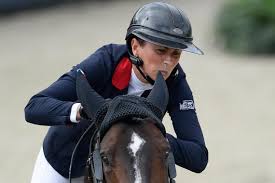 Pour sa première leçon d'équitation, elle doit monter donald. Pcvetrolnxtsnm